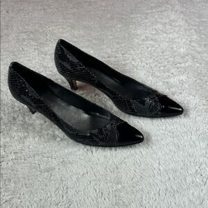 Renzo Fontanelli genuine snakeskin leather pointed‎ toe pumps, size 8 AAA narrow